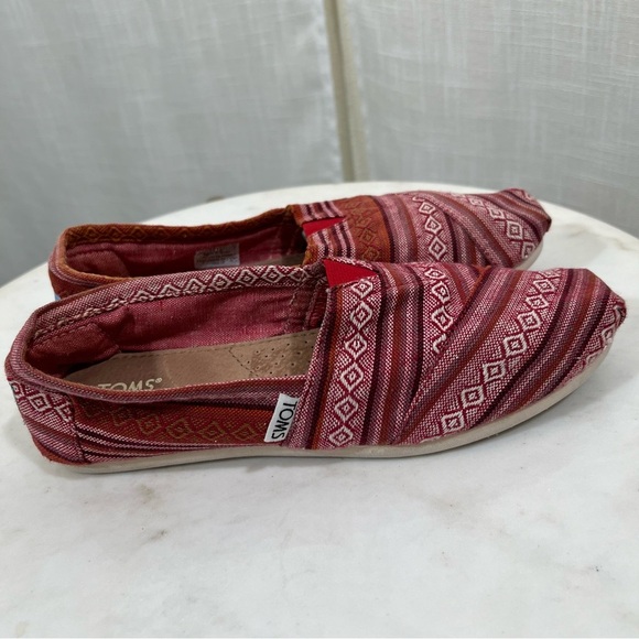 TOMS Red Aztec Patterned Slip-On Shoes Size 6.5 - Picture 5 of 11